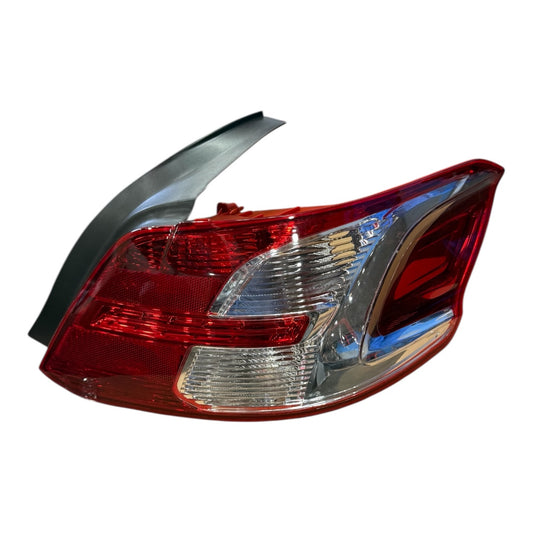 Foco Trasero Derecho para Peugeot 301 (2013–2017) – Sin Circuito Eléctrico